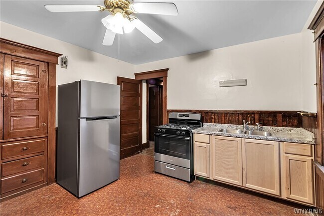 Building Photo - 42 Linden Park