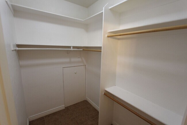 Building Photo - 3250 S Litzler Dr