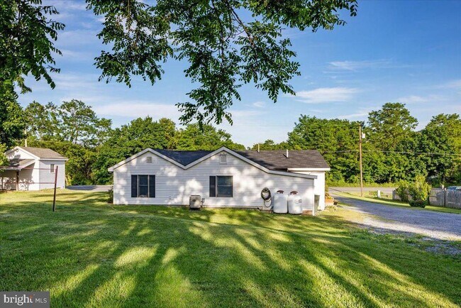 Building Photo - 709 Dicks Hollow Rd