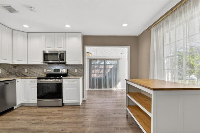 Building Photo - 815 W Lowry Ln