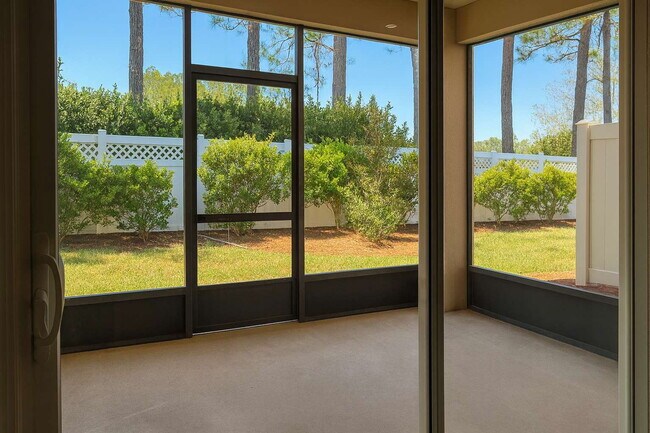 Building Photo - Stunning 3 Bedroom Townhome in Cambridge at Oakleaf Plantation