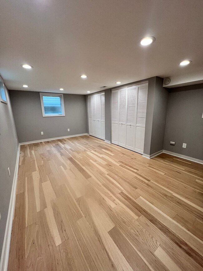 Building Photo - 3 Bedroom 2 Bathroom in Greenlake!