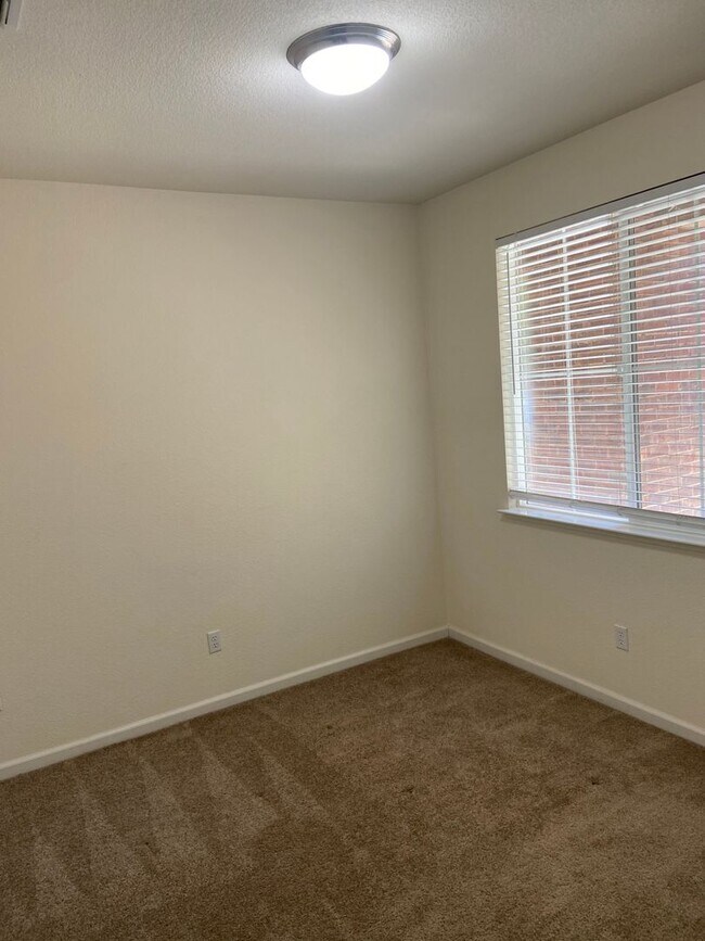 Building Photo - Desirable Empire Ranch 3 Bdrm, 2 Bath