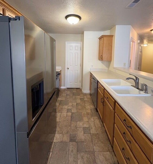 Building Photo - 3 Bedroom Townhome in South Jordan!