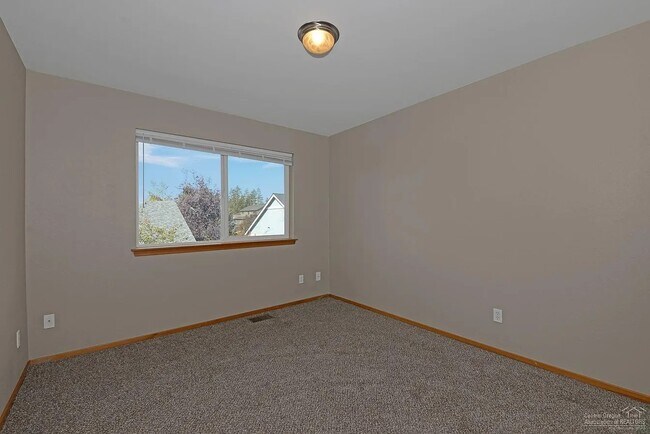 Building Photo - 145-MHH1145 N Tamarack St