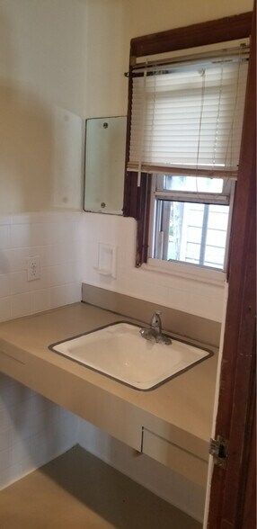 Building Photo - 3121 Oak Grove Dr