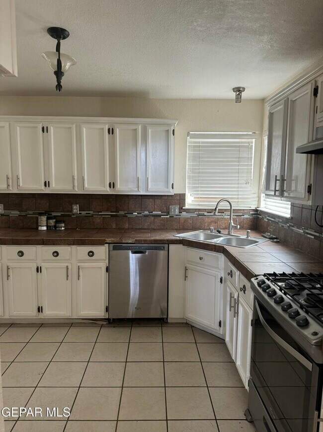 Building Photo - 12176 Dos Rios Dr