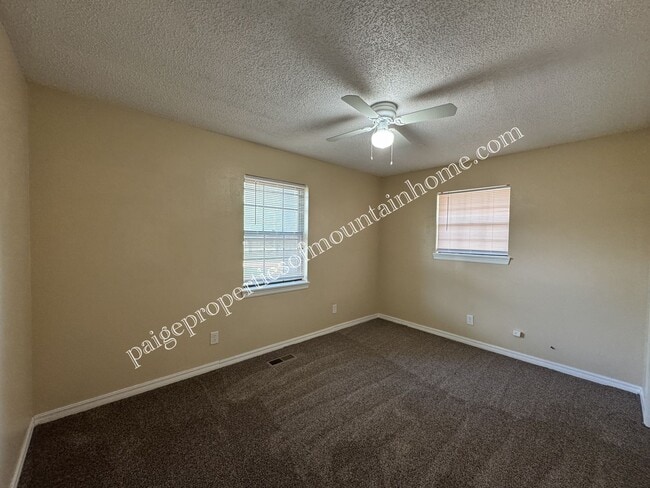 Building Photo - 3 bedroom, 1 bath Home