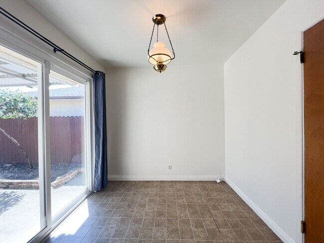 Building Photo - Tahoe Park Gem in Great Location!