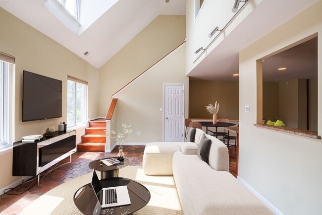 Building Photo - Beautiful Three Bedroom in Washington Square West