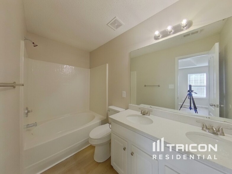 Building Photo - 2113 Sebastiani Dr
