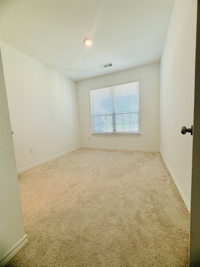 Building Photo - 15826 Dove Holw Dr