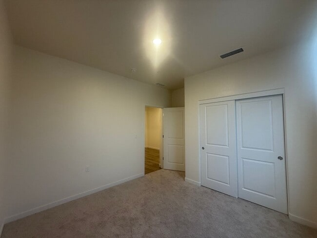 Building Photo - Three bedrooms and two bathrooms in Hanford, CA