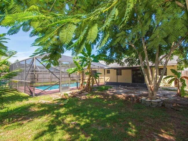 Building Photo - 6113 Yucca Dr