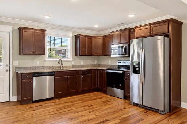 Building Photo - Luxury Size Townhome