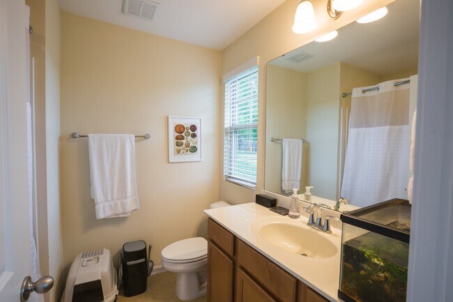 Building Photo - 3 bedroom townhome just minutes from Duke!! Located in the popular Thompson Ridge Community!