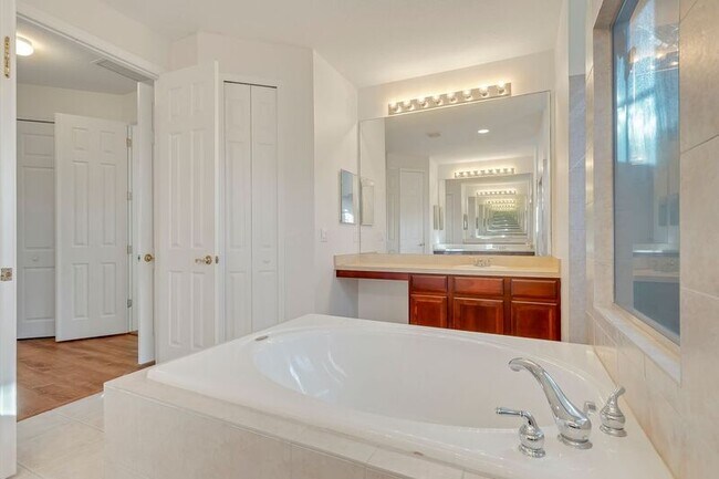 Building Photo - 3912 Heirloom Rose Pl