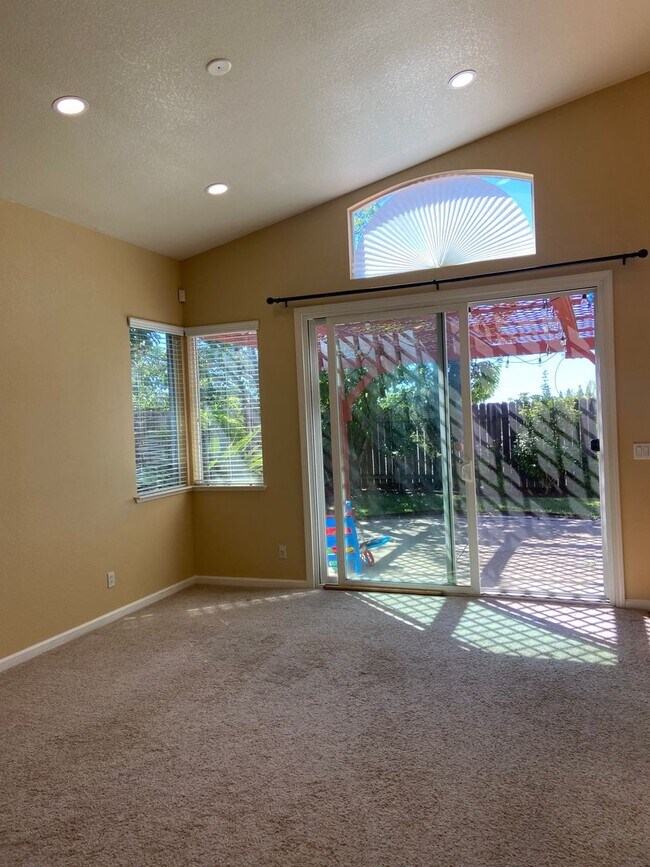 Building Photo - Chelsea Ridge - Broadstone. Walk to park, ...