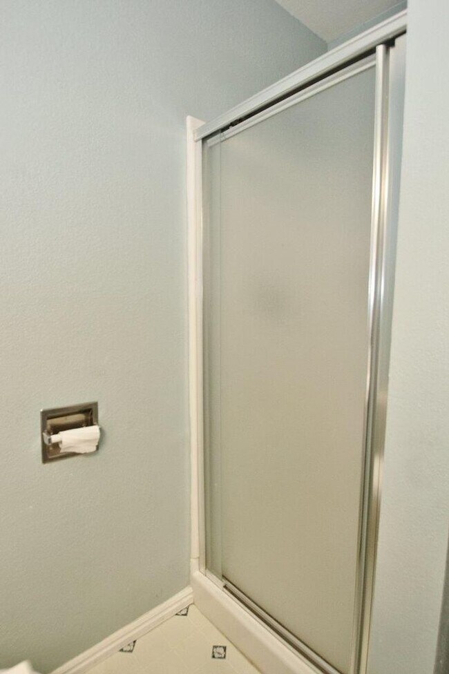 Building Photo - Clean & Move-In Ready Single-Level Home