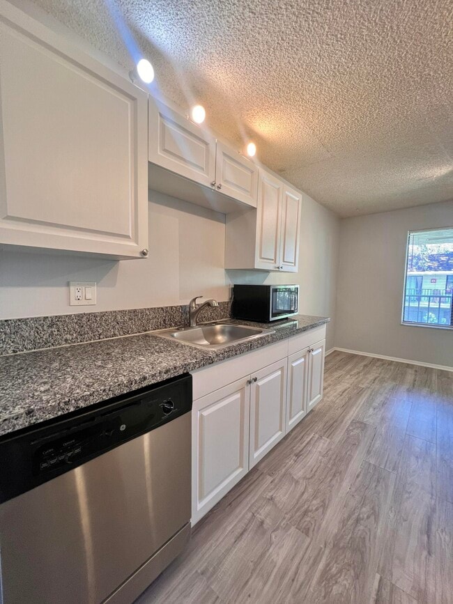 Building Photo - 150 Pineview Rd