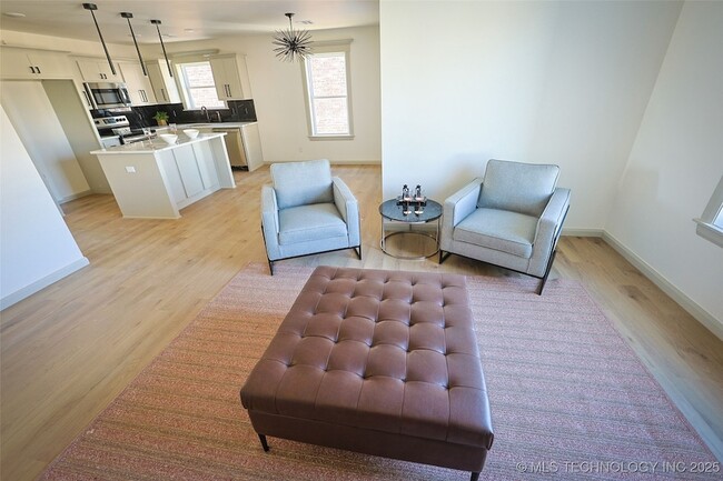 Building Photo - 108 W 2nd St