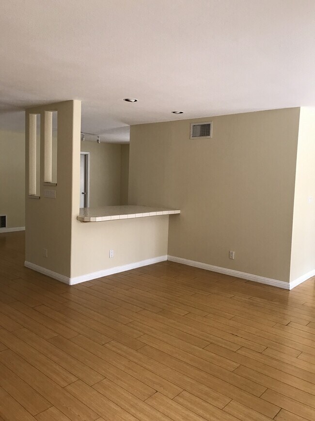 Building Photo - Beautiful 3 Bedroom 2 Bathroom West Hills Home! Great Location! Ready for Move-In!