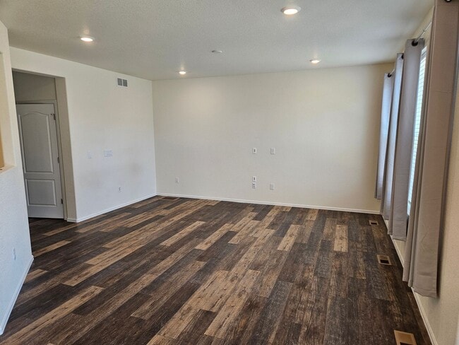 Building Photo - 3 Bed 2.5 Bath Home In Commerce City