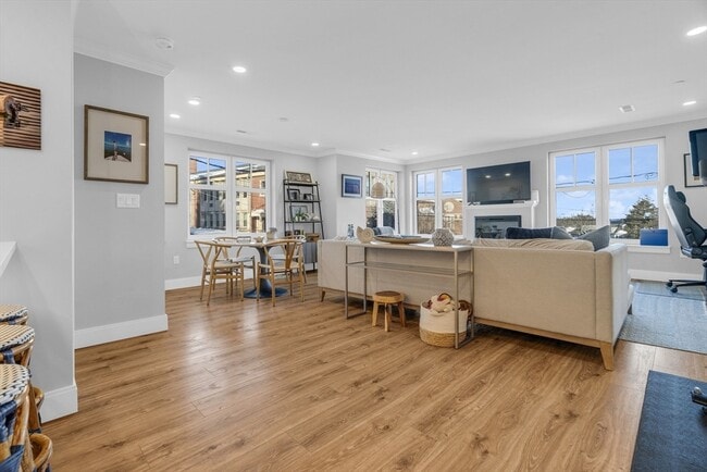 Building Photo - 1721 Centre St