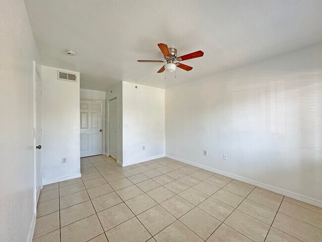 Building Photo - 151 SW Palm Dr