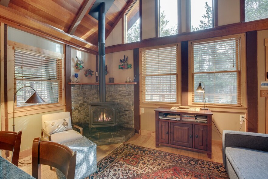 Building Photo - 7040 Bellevue Ave