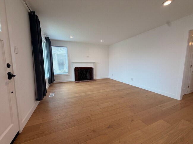 Building Photo - Spacious 4 Bedroom/2Bathroom Home in South San Francisco!