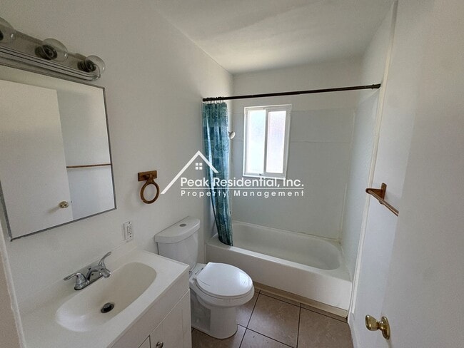 Building Photo - Charming 2bd/1ba Duplex near 47th Ave & Hwy 99