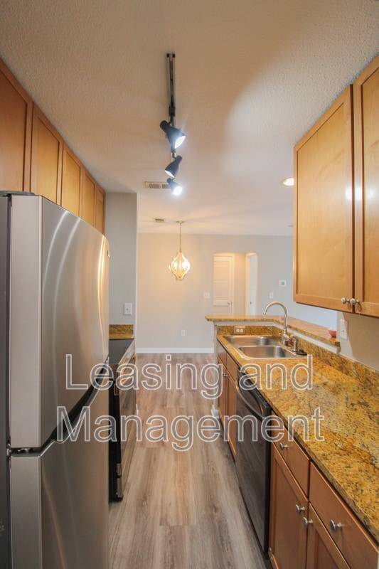 Building Photo - 271 Alexandra Dr