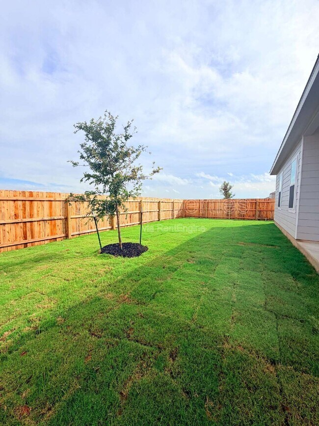 Building Photo - 10219 Pine River Dr