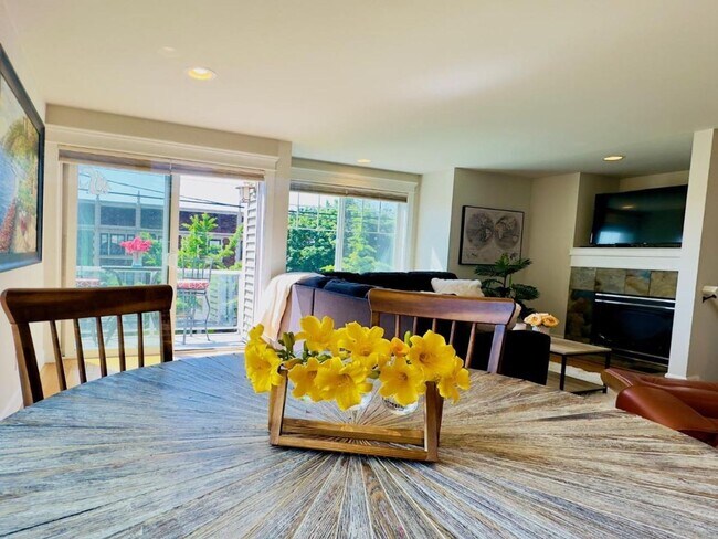 Building Photo - East Lake Town House