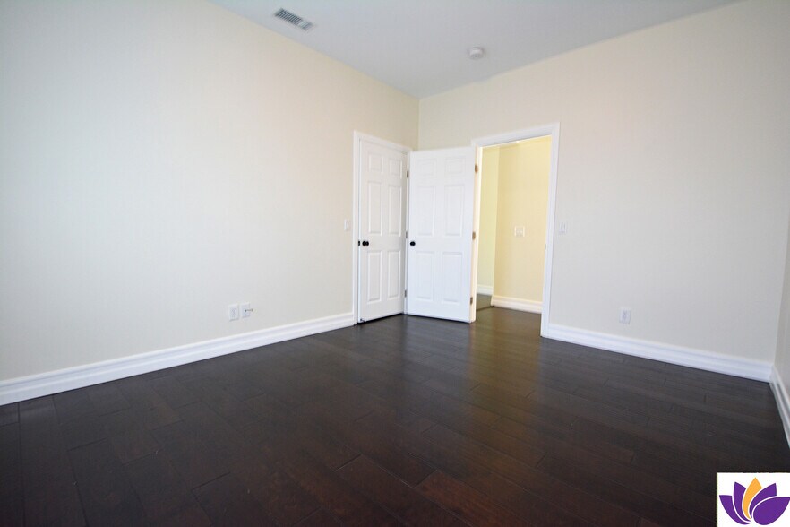 Building Photo - 1093 Avoca Ave