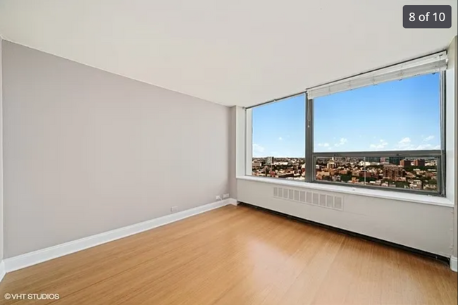 Building Photo - Sunny 1bd condo with huge window & great c...