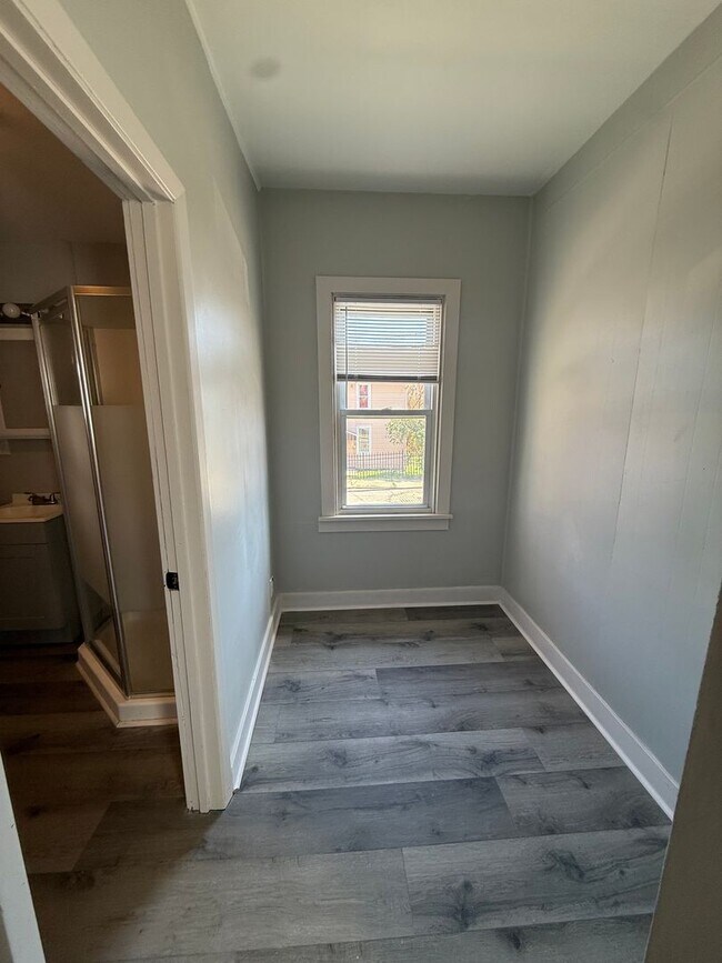 Building Photo - 519 Roup St