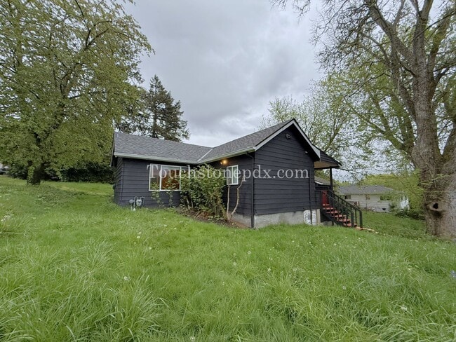 Building Photo - Bright Milwaukie Home with Deck and Large Yard!