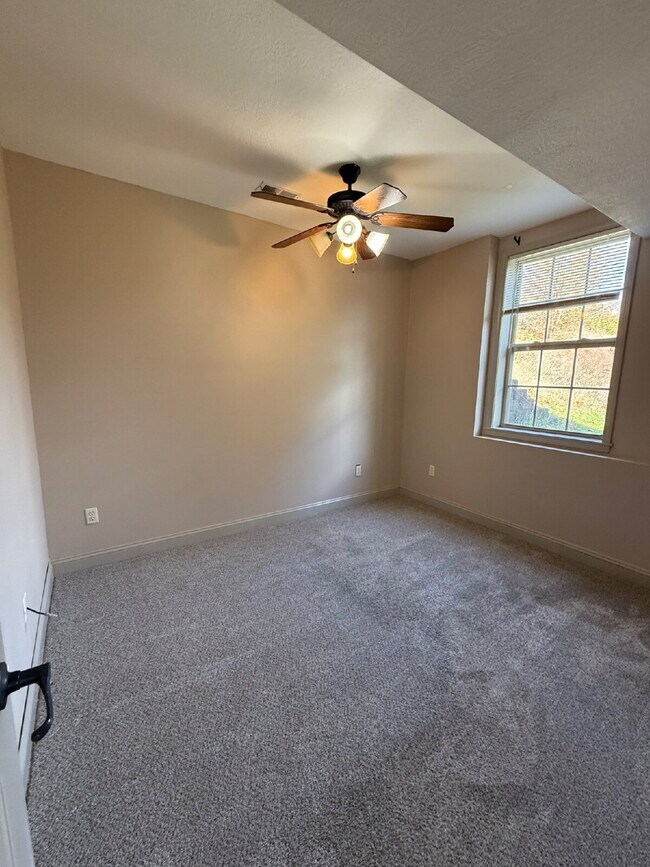 Building Photo - Fresh New Look - 4BR 21/2 Bath