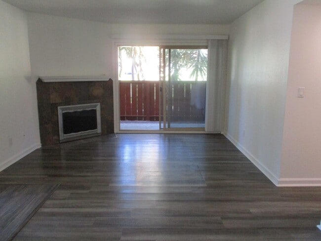 Building Photo - Desirable Chula Vista 2 Bedroom 2 Bath Condo!