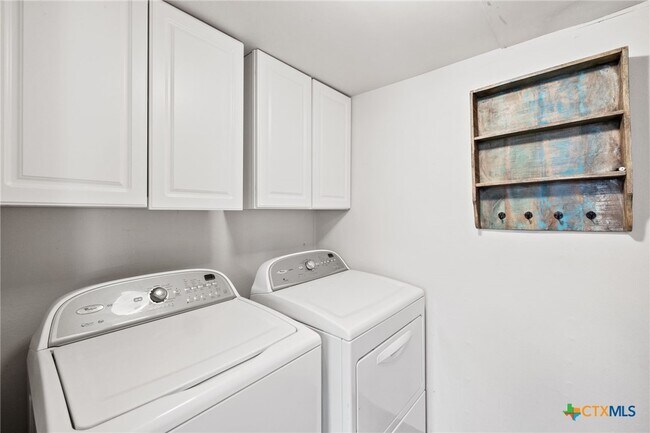 Building Photo - 322 Oakwood Loop