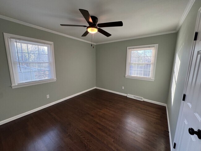 Building Photo - Move-in Ready!