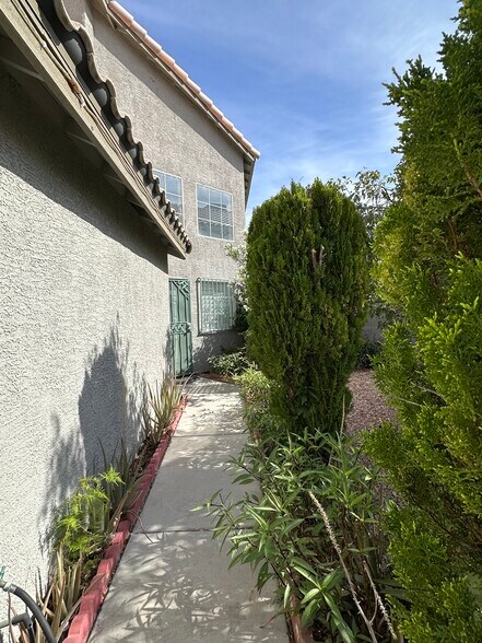 Building Photo - 4160 Country Garden Ave