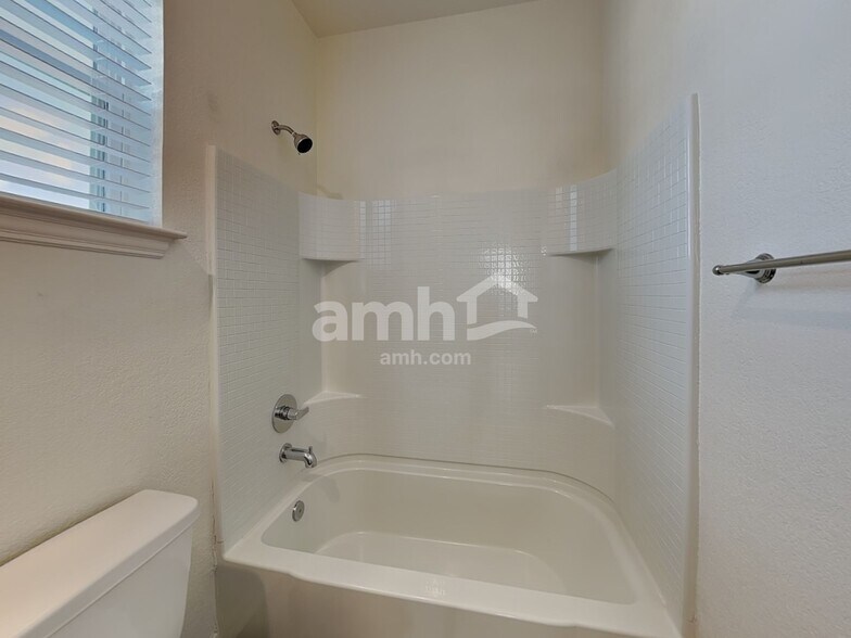 Building Photo - 2709 Lillybrook Ln