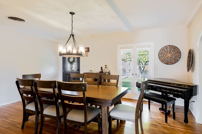 Building Photo - Movie Colony Oasis - Peaceful, Walk to Dow...