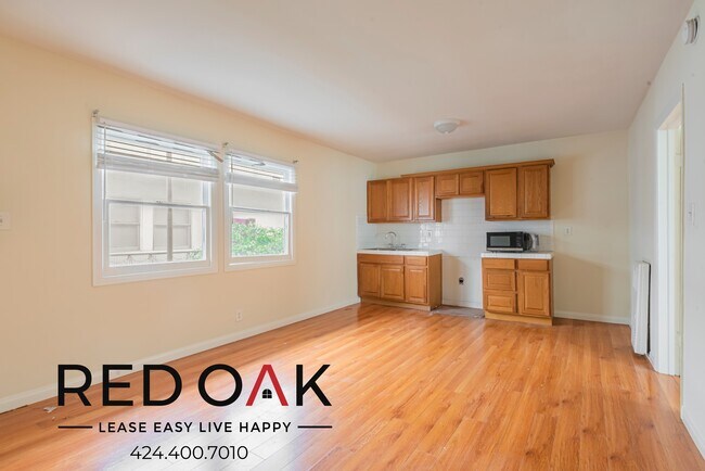 Building Photo - 615 N Rossmore Ave