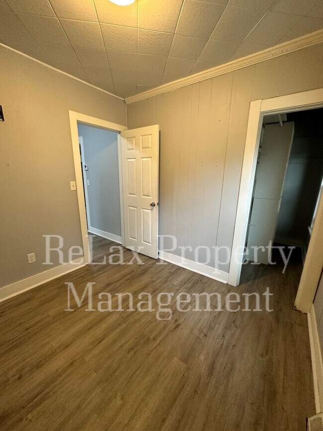 Building Photo - Single Family Home in Waukesha