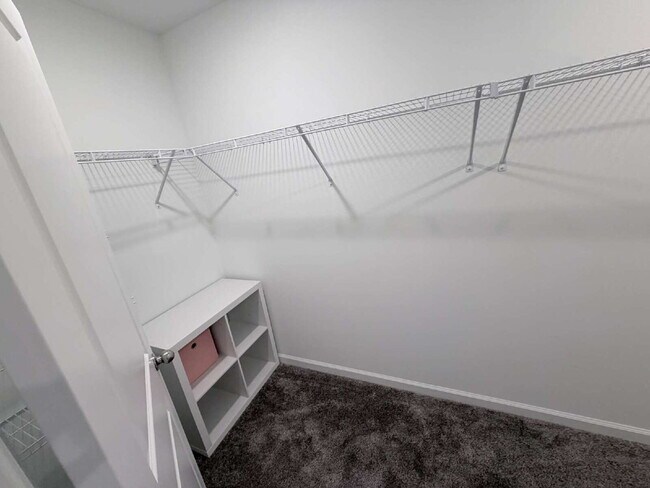 Building Photo - Available for Rent 5 spacious bedrooms and 2.5 bathrooms