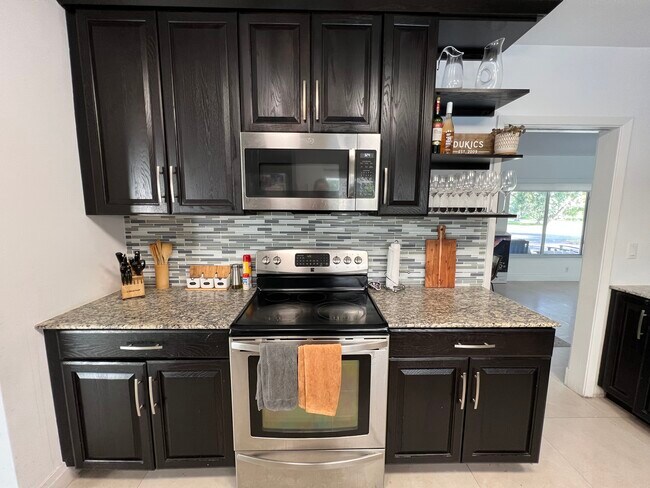 Building Photo - 9840 SW 69th Ave